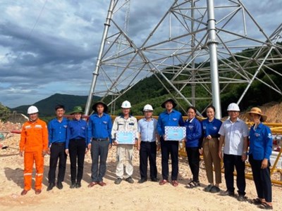 Gần 700 thanh niên Hà Tĩnh tham gia hỗ trợ thi công đường dây 500kV