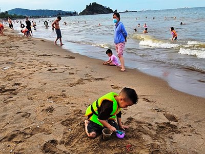 Nắng nóng như đổ lửa, du khách đổ về biển Cửa Lò “giải nhiệt“