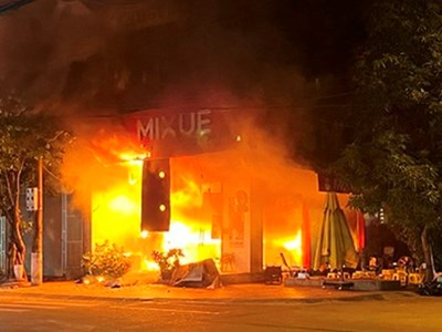 Cháy rụi cửa hàng kinh doanh dịch vụ giải khát