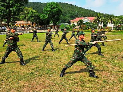 Bộ đội đặc công đổ mồ hôi tôi luyện trên thao trường 
