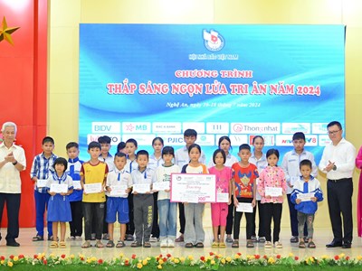 Hội Nhà báo Việt Nam dâng hương tại Nghĩa trang liệt sĩ Quốc tế Việt-Lào 