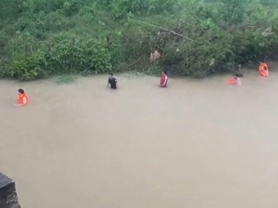 Đi qua cầu tràn, học sinh lớp 3 rơi xuống sông mất tích