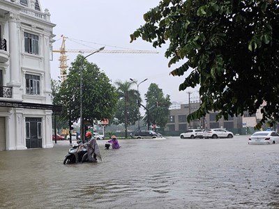 Mưa trắng trời, nhiều tuyến đường thành phố Vinh ngập sâu
