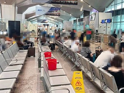 Nhà ga sân bay quốc tế Vinh bị dột, phải dùng xô hứng nước