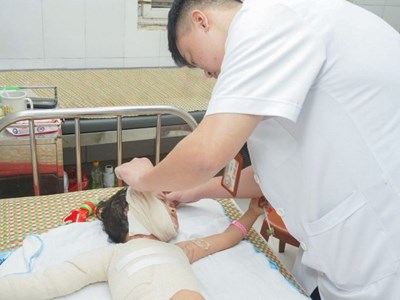 Bé gái 4 tuổi bỏng nặng do nghịch bật lửa