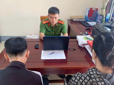 Khởi tố nam sinh ép thiếu niên 14 tuổi ăn đất 