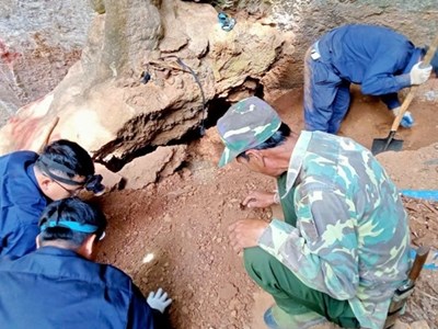 Quy tập 9 hài cốt chiến sĩ Việt Nam hi sinh tại Lào