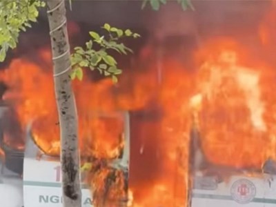 Xe cứu thương cháy trước cửa phòng cấp cứu bệnh viện