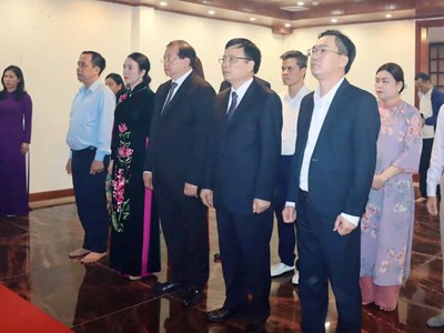 Dâng hoa, dâng hương tưởng niệm Chủ tịch Hồ Chí Minh