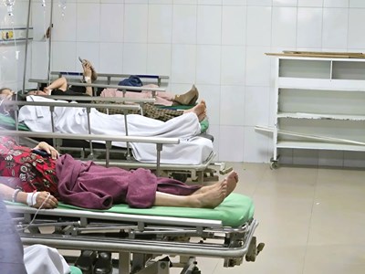 Hơn 60 công nhân phải nhập viện sau bữa cơm trưa