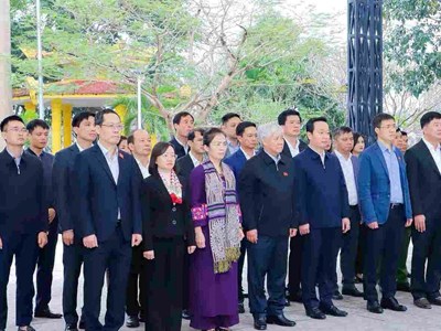 Chủ tịch UBTƯ MTTQ Việt Nam Đỗ Văn Chiến dâng hương tại nghĩa trang Việt - Lào