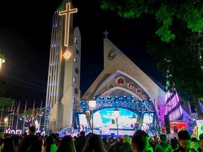 Bà con giáo dân hân hoan đón Giáng sinh an lành