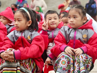 Mang mùa đông ấm đến với trẻ em vùng cao miền Tây xứ Nghệ