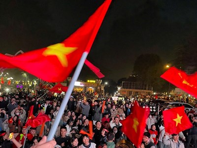 Biển người dân thành Vinh mừng chức vô địch của đội tuyển Việt Nam
