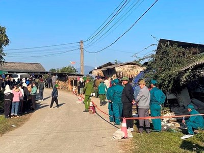 Xe tải lao vào cửa hàng tạp hóa tông 6 người tử vong