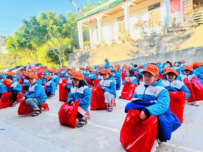 Mang “Tết ấm” về miền biên viễn xứ Nghệ