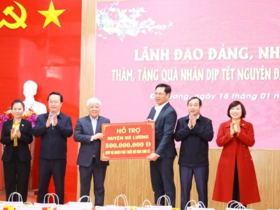 Chủ tịch Ủy ban Trung ương MTTQ Việt Nam Đỗ Văn Chiến thăm, tặng quà Tết tại tỉnh Nghệ An