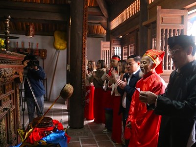 Độc đáo lễ rước nước trên sông Lam về đền Vua Mai