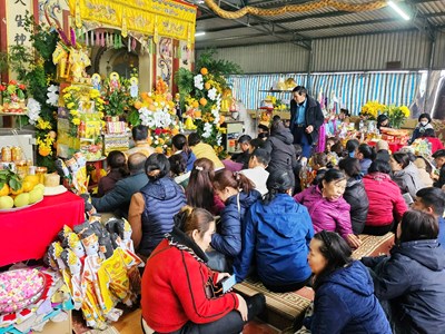 Đông đảo người dân cầu an tại hai ngôi đền thờ ông Hoàng Mười 