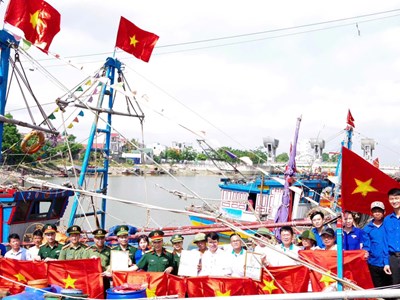 Ngư dân vươn khơi, bám biển cùng cờ Tổ quốc