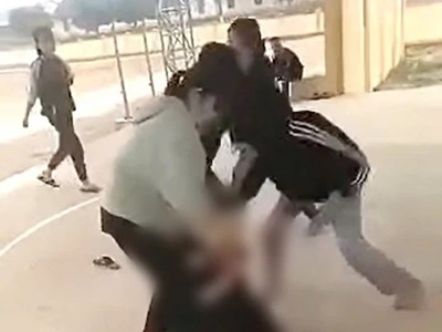 Nghệ An: Xác minh vụ nữ sinh bị đánh hội đồng tại sân bóng