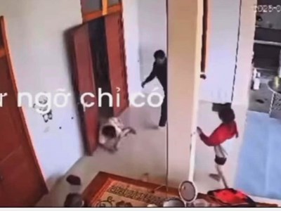 Xử phạt người chồng cầm gậy đánh đập vợ con trong bữa cơm