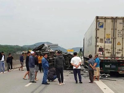 Lật xe trên cao tốc Diễn Châu - Nghi Sơn, giao thông ùn tắc kéo dài