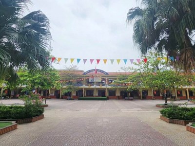 12 học sinh ngộ độc sau khi ăn cơm nắm trước cổng trường