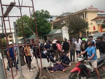 Người đàn ông bị điện giật bất tỉnh khi lắp biển quảng cáo