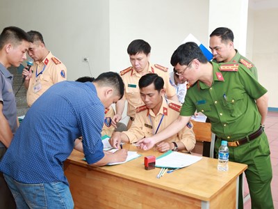Hơn 400 học viên tham gia kỳ sát hạch lái xe đầu tiên do Công an tổ chức