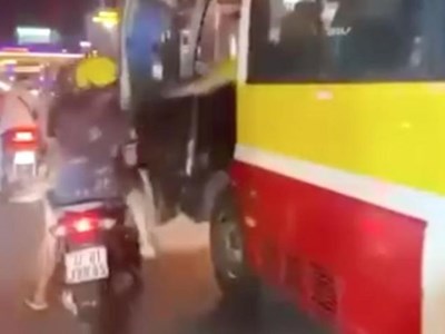 Phạt tài xế xe buýt mở cửa bất cẩn, đe dọa người đi đường