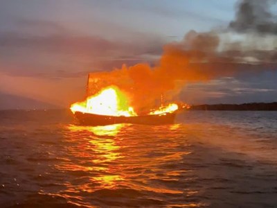 Cháy tàu cá trên biển, 6 ngư dân may mắn thoát nạn