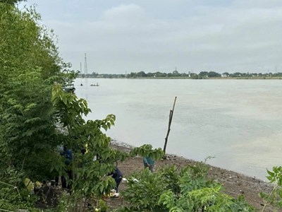 Tìm kiếm nam sinh lớp 6 mất tích bên bờ sông Lam