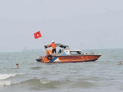 Đôi nam nữ đuối nước khi tắm biển Cửa Lò 