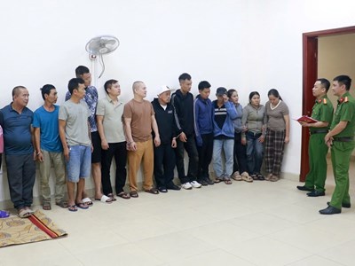 Bắt giữ 17 đối tượng đánh bạc trong rừng sâu