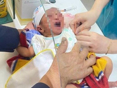 Xót xa bé gái sơ sinh bị bỏ rơi trong bao tải giữa cánh đồng