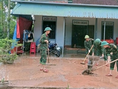Khắc phục hậu quả, sấy lúa ngâm nước cho bà con vùng lũ