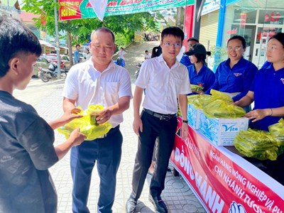 Ấm lòng những suất cơm miễn phí tiếp sức “sĩ tử” 