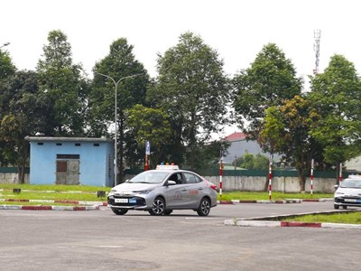 Vì sao xóa “vạch căn” trên sân thi sát hạch lái xe?