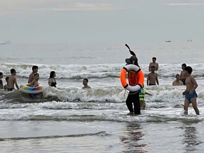 Cứu hộ hơn 20 người tắm biển Cửa Lò bị cuốn vào vũng xoáy