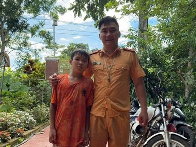 Thượng úy CSGT dũng cảm lao xuống sông cứu nam sinh đuối nước