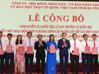 Hà Tĩnh công bố quyết định sắp xếp đơn vị hành chính, kiện toàn nhân sự chính quyền hai cấp