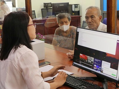 Cụ ông 88 tuổi nắm tay vợ đi đăng ký kết hôn trong ngày đầu vận hành chính quyền hai cấp