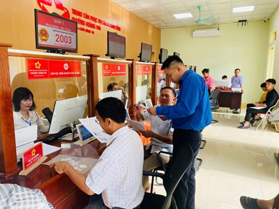Tuổi trẻ “tiếp sức” hỗ trợ người dân thực hiện dịch vụ hành chính công