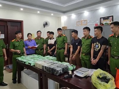 Phá đường dây ma túy xuyên quốc gia, thu giữ 60 bánh heroin và 37 kg ma túy đá