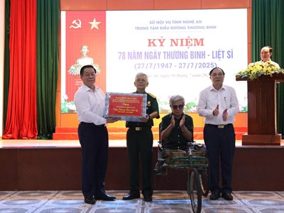 Trưởng Ban Tuyên giáo và Dân vận Trung ương tri ân, tặng quà các thương binh, gia đình chính sách tại Nghệ An