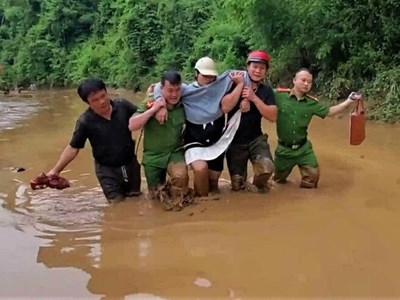 Công an đẩy thuyền “vượt lũ” đưa sản phụ đi sinh