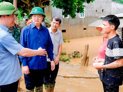 Phó Thủ tướng Mai Văn Chính thăm, động viên người dân vùng lũ Nghệ An