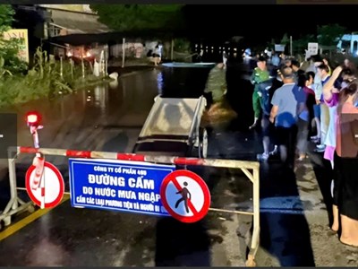 Lũ tràn về hạ du, người dân hối hả di dời khẩn cấp