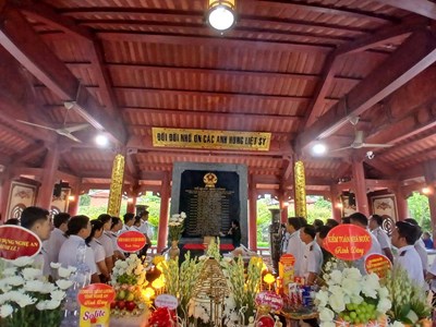 Thắp nến tri ân các anh hùng, liệt sĩ tại Khu di tích lịch sử Quốc gia Truông Bồn